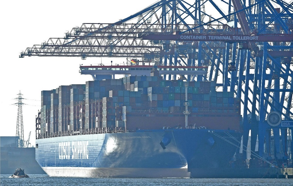 Cosco ship at HHLA (HAM).png