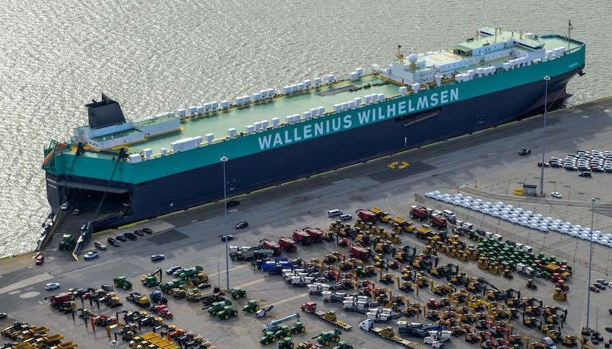 Wallenius Wilhelmsen - ship at port.png