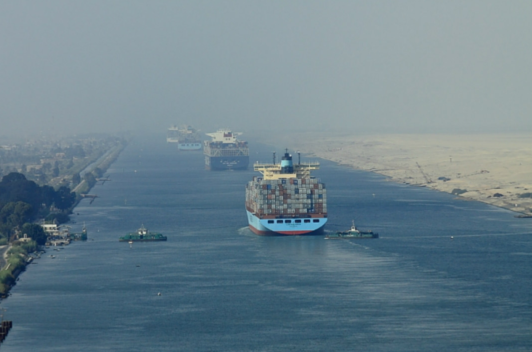 Suez canal - MSK with other liner ship.png