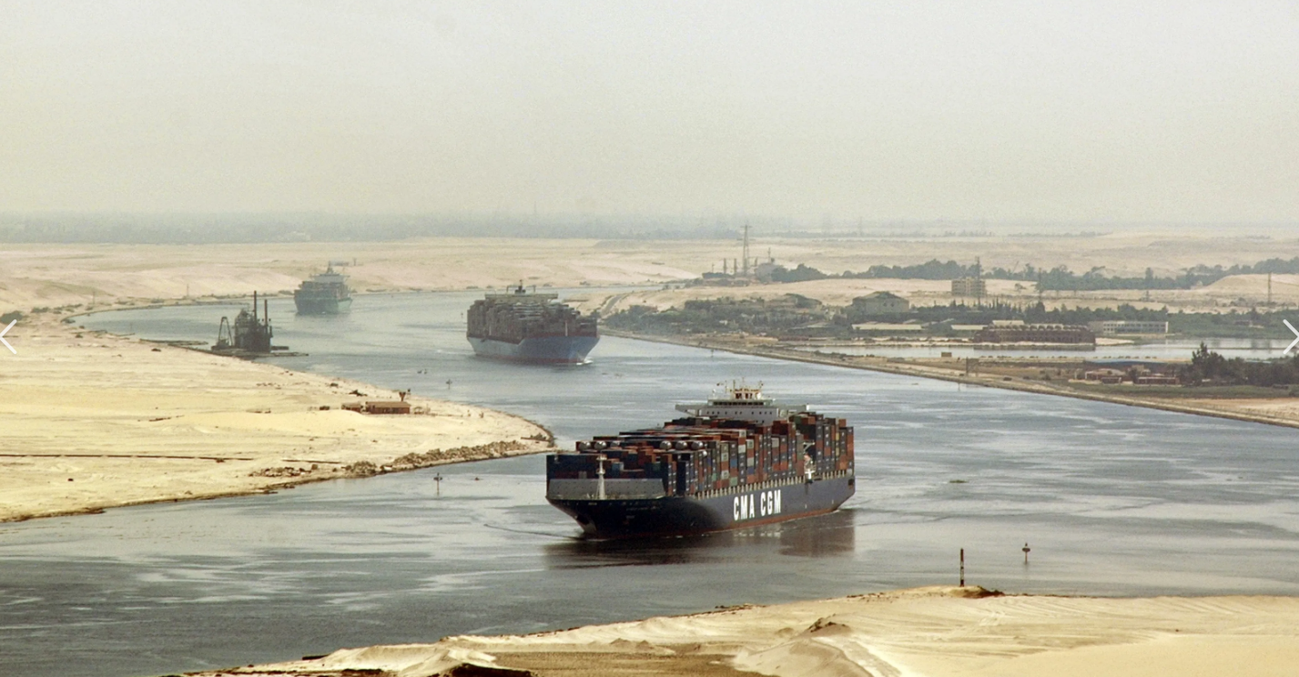 Suez canal - container ship - CMA, MSK.png