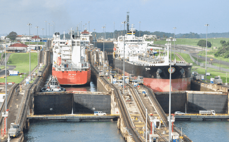 Panama Canal - 2 vessel cross.png