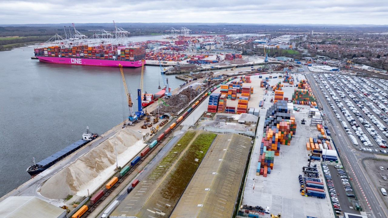 Solent-Rail-Terminal-Credit-Solent-Stevedores_.jpg
