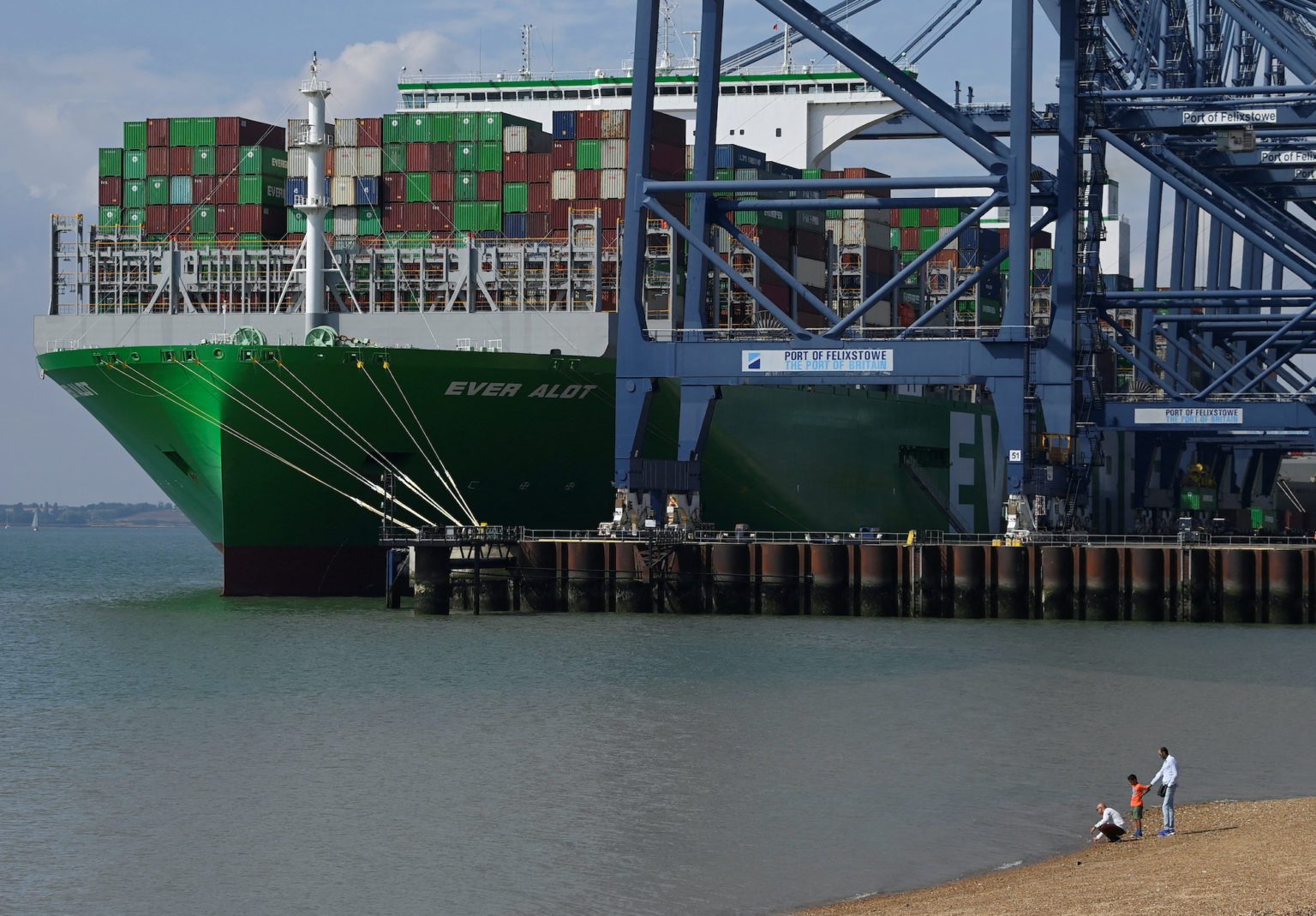 2022-08-22T145648Z_1484052816_RC2Q1W9N56IX_RTRMADP_3_BRITAIN-STRIKES-FELIXSTOWE-1536x1069.jpg